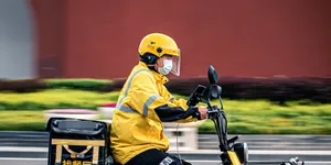 公职人员下班后送外卖，就别考虑面子的事了