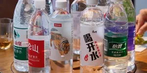 当5块钱12瓶的饮用水开始出现：中国进入了硬折扣时代