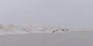 央视新闻报道越来越激进了，以前报道钱塘江潮水，不会玩这么刺激的项目