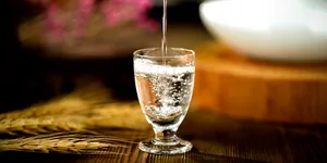 白酒一直带着一个属性，那就是底层人劳苦一天，然后用酒精麻痹自己