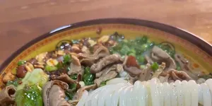 小伙在日本打工，周五下班去永旺超市买菜，晚上自己做个麻辣香锅