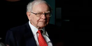 股神巴菲特年轻时首次电视采访，短短几分钟讲清楚投资的本质！