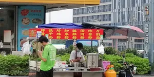 定居中国的美国人在外网发了个他周末下楼买早餐的视频，结果在外网爆火