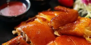 小陈今年16岁，他在深圳开了一家爆火的烤鸡店