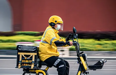 公职人员下班后送外卖，就别考虑面子的事了
