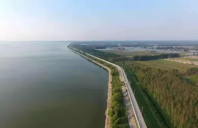 平原上建水库，为什么不往下深挖，而是修建一圈高坝，成为地上悬湖？