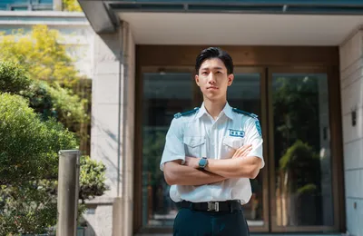 月薪8000元的形象保安，深圳00后本科生都争着当