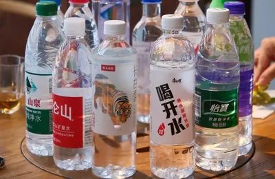 当5块钱12瓶的饮用水开始出现：中国进入了硬折扣时代