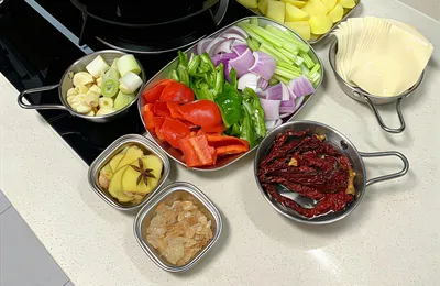 对现代打工人来说，是很难承载“你自己做饭吃”这样的场景的