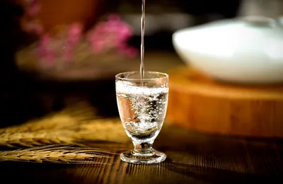 白酒一直带着一个属性，那就是底层人劳苦一天，然后用酒精麻痹自己