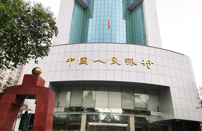 十年前只是觉得银行业江河日下，十年过去了，没想到江河下面还有马里亚纳海沟