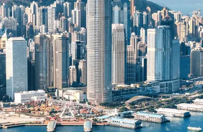 香港就是个一小步踏入21世纪，脑子和大部分身体还在19世纪的城市