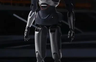 众擎的T800机器人一脚踹倒自家老板