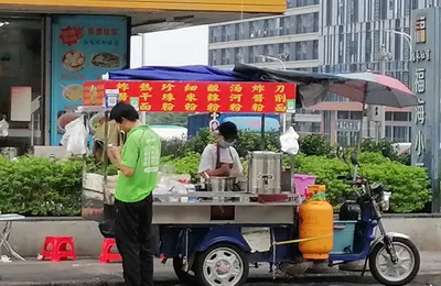 定居中国的美国人在外网发了个他周末下楼买早餐的视频，结果在外网爆火