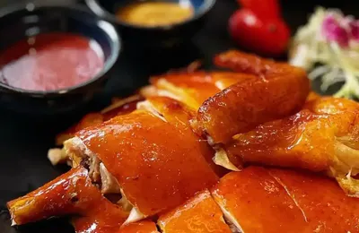 小陈今年16岁，他在深圳开了一家爆火的烤鸡店