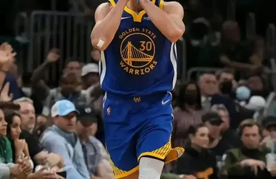 准度堪比追踪导弹无敌了！库里单手甩进超远通道三分球