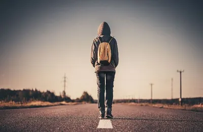 卢梭说人生而自由却无往不在枷锁之中，可能是看得最早的那个