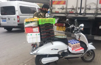 凌晨四点，小店灯光已照亮了城市